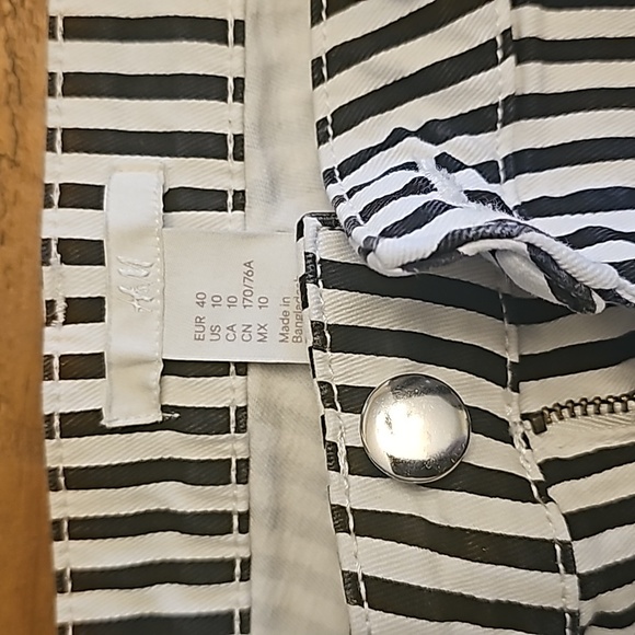 Shorts - Picture 2 of 4